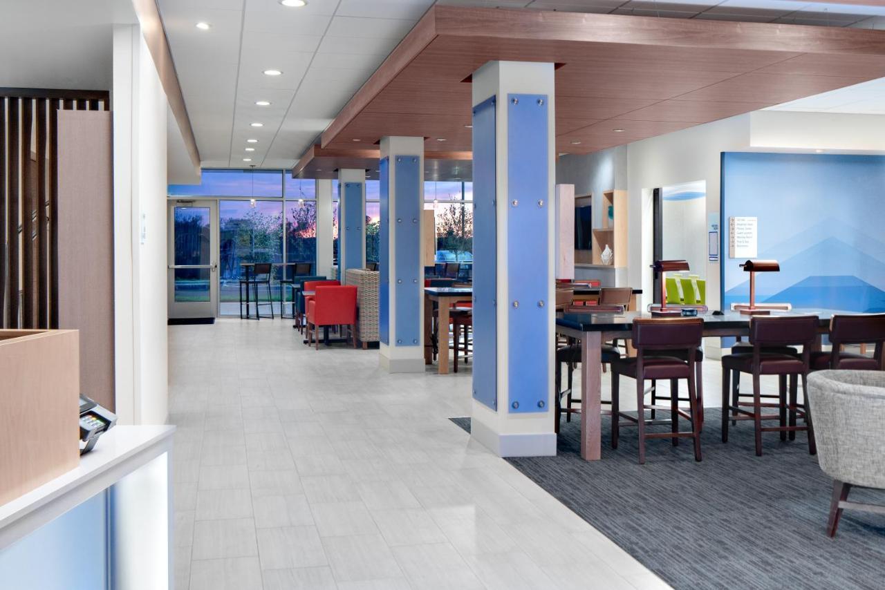 Holiday Inn Express & Suites - Elkhorn - Lake Geneva Area By Ihg Exterior foto
